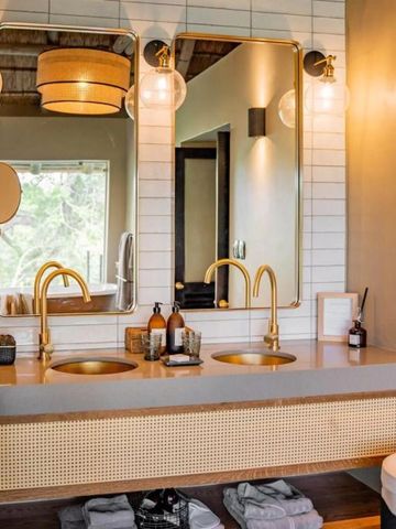 Elegantes Badezimmer mit Doppelwaschbecken und stilvoller Beleuchtung
