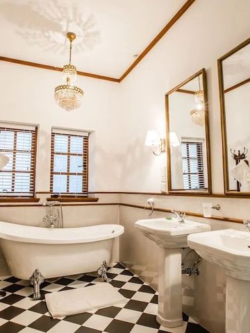 Doppelwaschbecken und freistehende Badewanne in edlem Bad