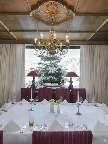Eleganter Speiseraum mit großem Tisch und Kronleuchter