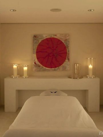Einladender Wellnessraum mit stimmungsvoller Beleuchtung und Kunst