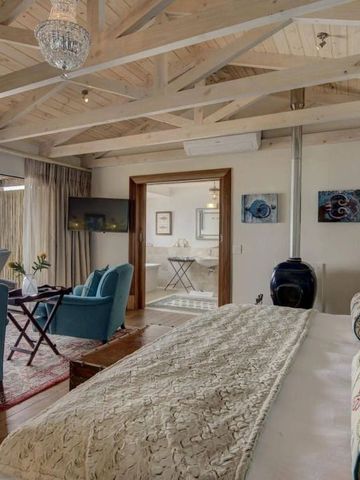 Luxuriöses Zimmer mit Meerblick und feiner Inneneinrichtung