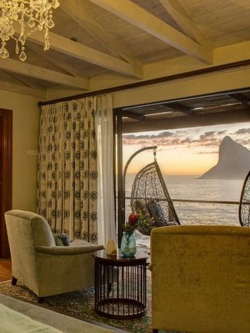 Zimmer mit offener Terrasse und atemberaubendem Sonnenuntergang über dem Meer