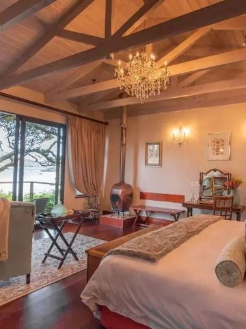 Gemütliches Hotelzimmer mit Meerblick und eleganter Einrichtung
