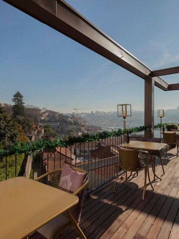 Geräumige Terrasse mit Panoramablick auf die Stadt