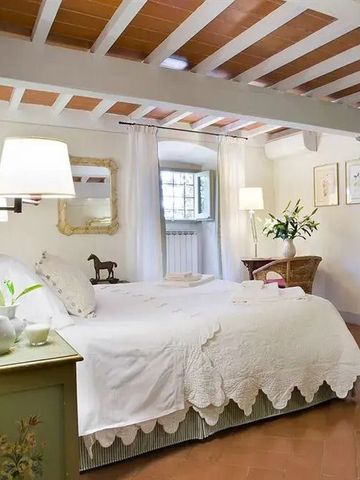 Harmonisches Schlafzimmer mit rustikalem Dekor und Holzbalkendecke