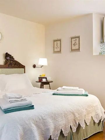 Helles Schlafzimmer mit eleganten Details und Blumenarrangement