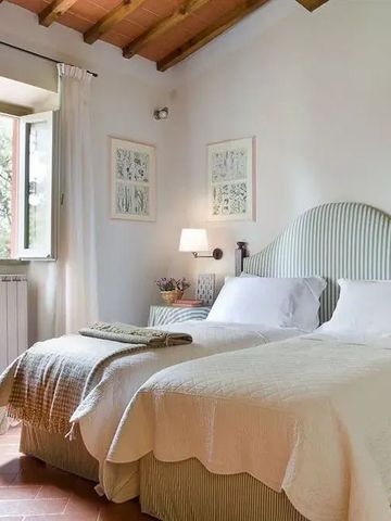 Gemütliches Zimmer mit zwei Einzelbetten und offenem Fenster im Hotel Torre a Cona