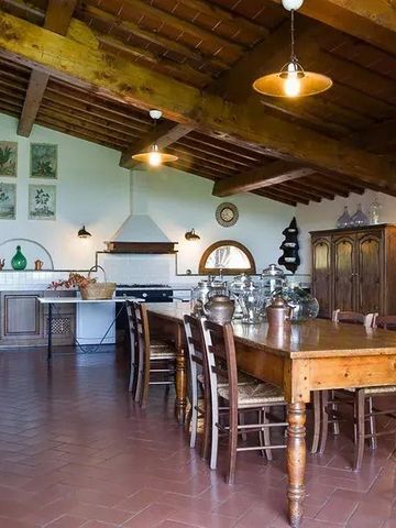 Große Küche im rustikalen Stil mit Holztisch und offener Decke aus Holz