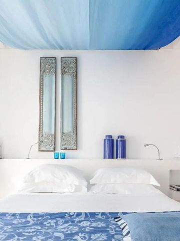 Frisch eingerichtetes Zimmer in Blau- und Weißtönen mit moderner Dekoration