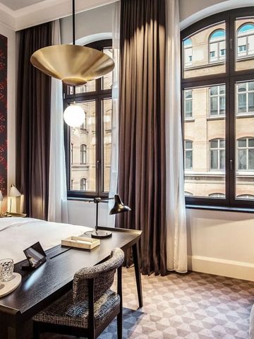 Elegantes Hotelzimmer mit stilvoller Dekoration und großen Fenstern