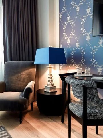 Gemütliche Leseecke mit Sessel, Lampe und Schreibtisch in edlem Design