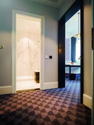 Luxuriöses Hotelzimmer mit Blick ins Badezimmer