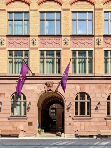 Historische Fassade des Tortue Hamburg mit violetten Fahnen