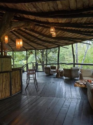 Lounge mit Bambusdekor und Rattanmöbeln auf Holzterrasse