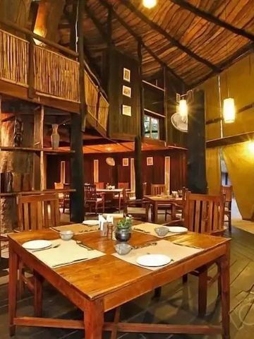 Gemütliches Restaurant mit Holztischen und natürlicher Beleuchtung