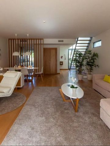Großzügiges Wohnzimmer mit bequemen Sitzmöbeln und stilvoller Dekoration.