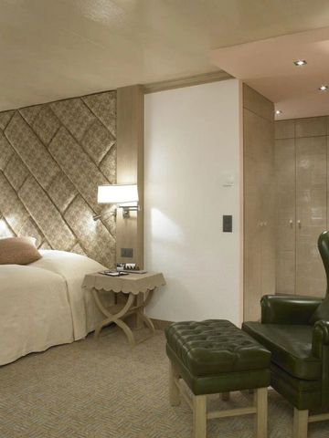 Luxus-Schlafzimmer mit eleganter Beleuchtung im Tschuggen Grand Hotel