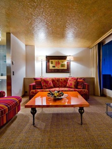 Farbenfrohes Wohnzimmer mit modernem Kunstwerk im Tschuggen Grand Hotel