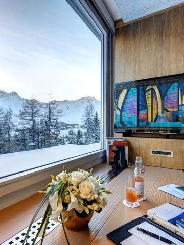 Zimmer mit Panoramafenster und Bergblick im Tschuggen Grand Hotel