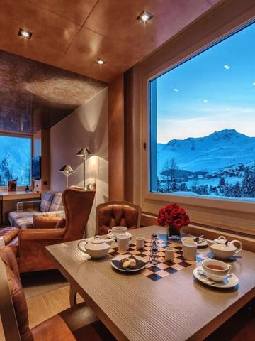Gemütliche Lounge mit Blick auf schneebedeckte Berge