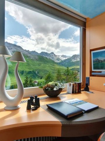 Helles Arbeitszimmer mit Bergblick und modernem Dekor