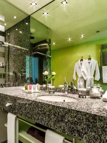Modernes Badezimmer mit Spiegel und luxuriösen Details