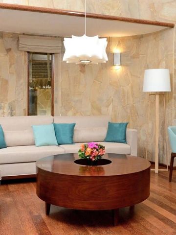 Stilvolle Lounge mit natürlichen Steinwänden und modernen Möbeln