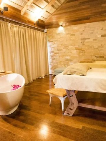 Spa-Raum mit Holzdekor und moderner Badewanne