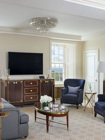 Luxuriöses Wohnzimmer mit klassischem Interieur und elegantem Mobiliar.