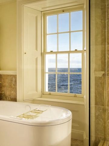 Luxuriöse Badewanne mit Meerblick in einem eleganten Badezimmer