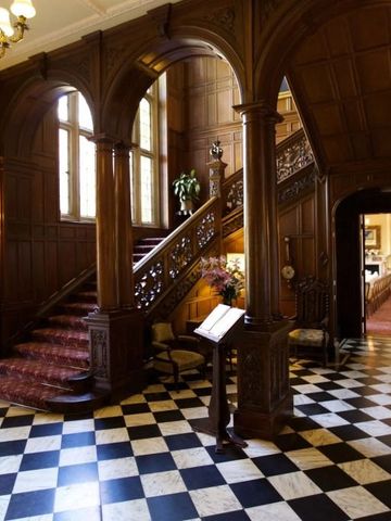 Elegante holzgetäfelte Lobby mit Schachbrettmuster-Boden im Tylney Hall Hotel