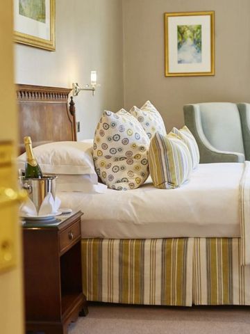 Gemütliches Doppelzimmer im Tylney Hall Hotel mit stilvollen Dekorationen