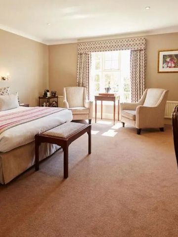 Geräumiges, stilvoll eingerichtetes Zimmer im Tylney Hall Hotel