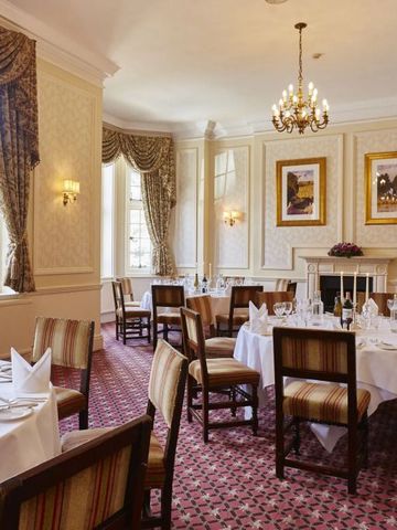 Elegantes Restaurant im traditionellen Stil mit Kronleuchter und gedeckten Tischen
