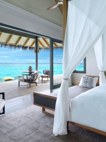 Luxuriöses Schlafzimmer mit Meerblick und offener Terrasse