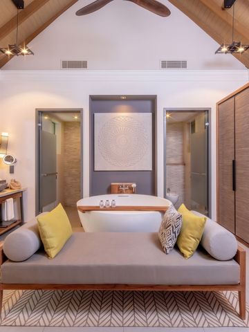 Elegantes Badezimmer-Interieur mit freistehender Badewanne und Holzdetails