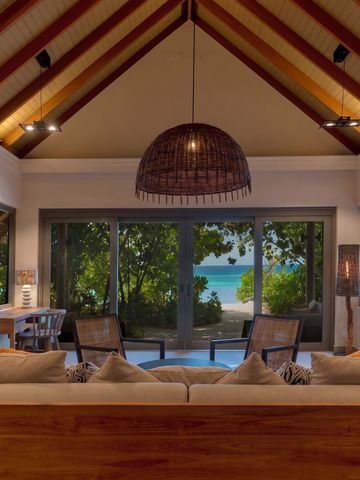 Gemütliches Wohnzimmer in Villa mit Panoramablick auf die Natur.