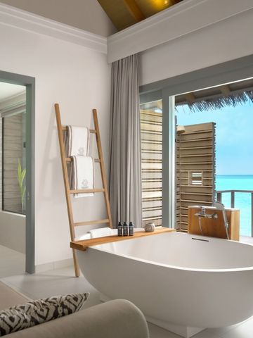 Luxuriöses Badezimmer mit freistehender Badewanne und Meerblick.