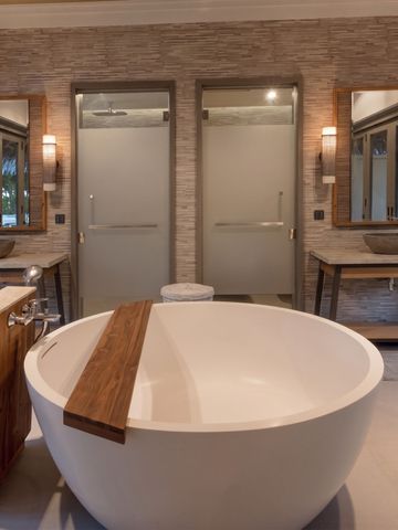 Luxuriöses Badezimmer mit freistehender Badewanne und Doppelwaschbecken