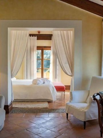 Gemütlicher Wohnbereich mit Fensteraussicht und eleganten Möbeln