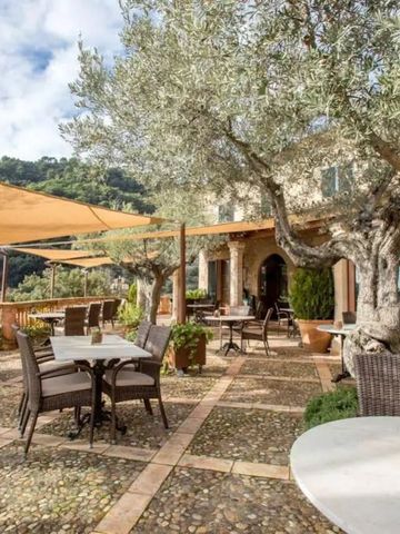 Gemütliche Terrasse mit Tischen und herrlichem Ausblick auf die umliegende Landschaft