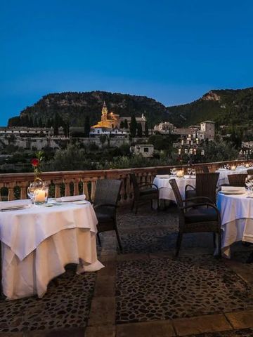 Elegantes Abendessen auf Terrasse mit atemberaubender Aussicht