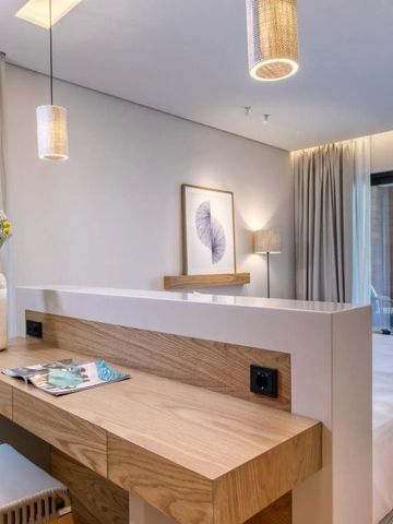 Helles Hotelzimmer mit stilvollen Möbeln und Dekor