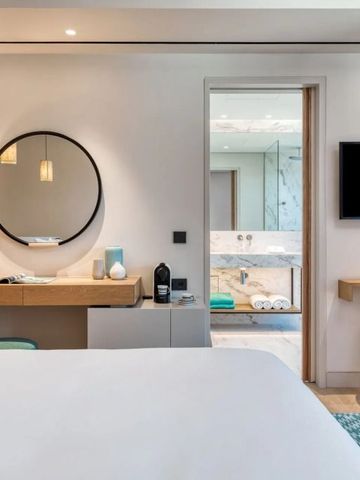 Hotelzimmer mit elegantem Badezimmer im Hintergrund