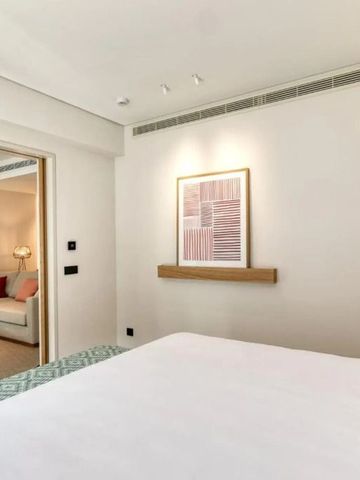 Luxuriöses Schlafzimmer mit gemütlichem Bett und stilvollem Dekor