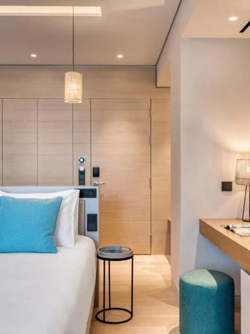 Stilvolles Schlafzimmer mit blauem Akzentkissen und warmem Licht