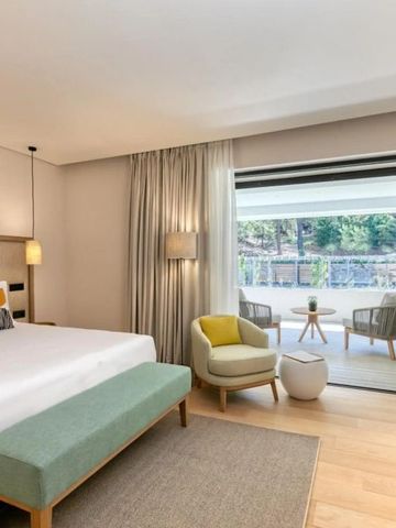 Luxuriöses Schlafzimmer mit Terrasse und Blick in die Natur