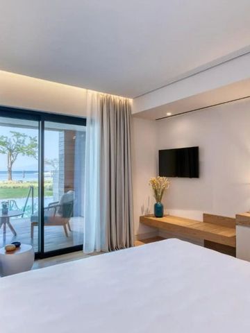 Helles Hotelzimmer mit Balkon und Blick aufs Meer