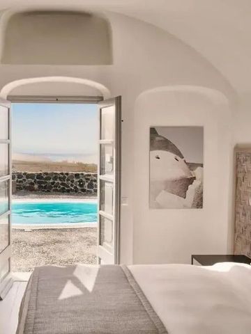 Schlafzimmer mit Blick auf einen kleinen Pool durch die Glastür
