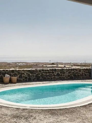 Privater Außenpool mit Blick auf die Landschaft und das Meer im Hintergrund